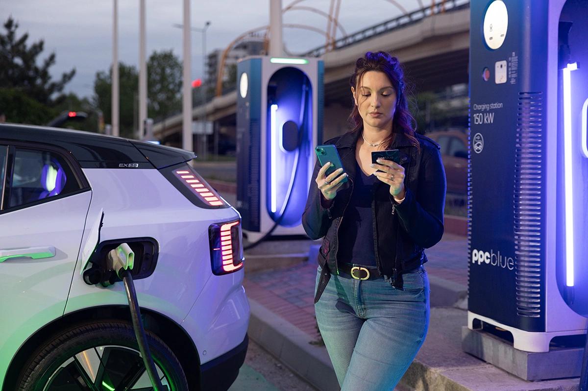 Femeie care folosește stația publică de încărcare electrică PPC blue