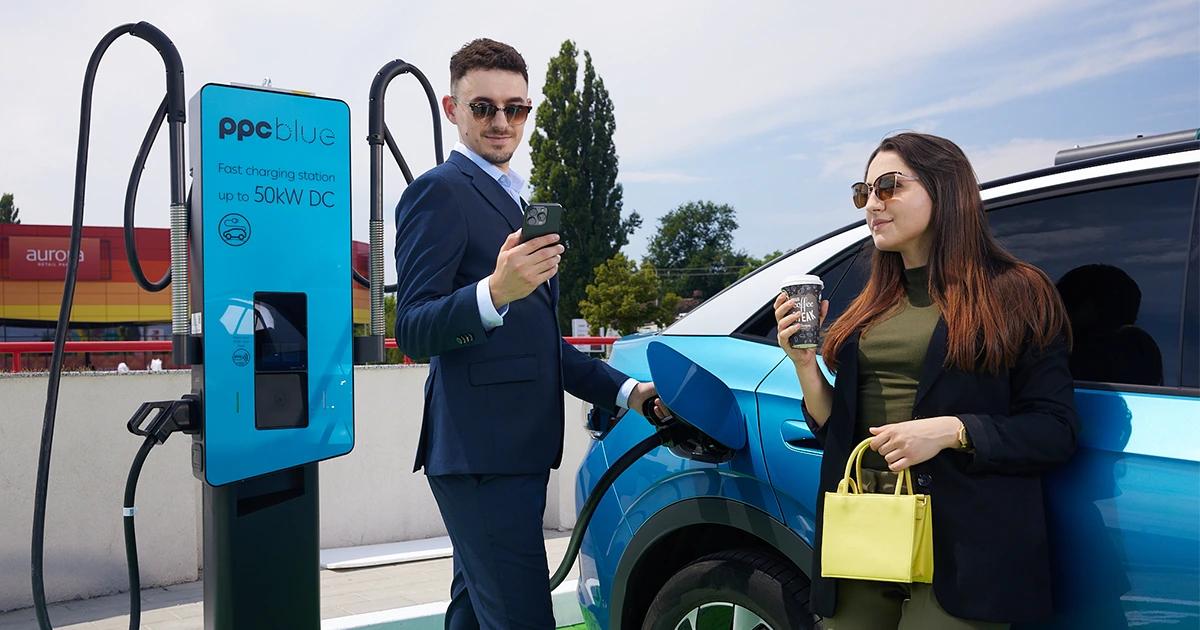 Femeie și bărbat, abonați la serviciile PPC blue, așteaptă să li se încarce mașina electrică