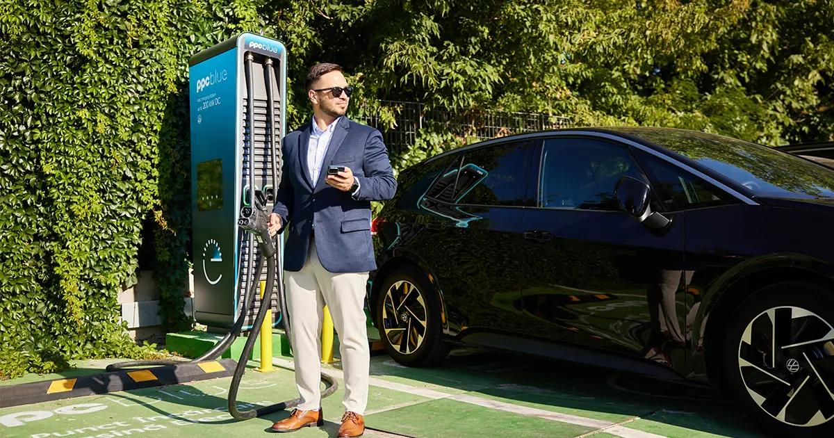 Bărbat lângă stație de încărcare PPC blue - instituții publice