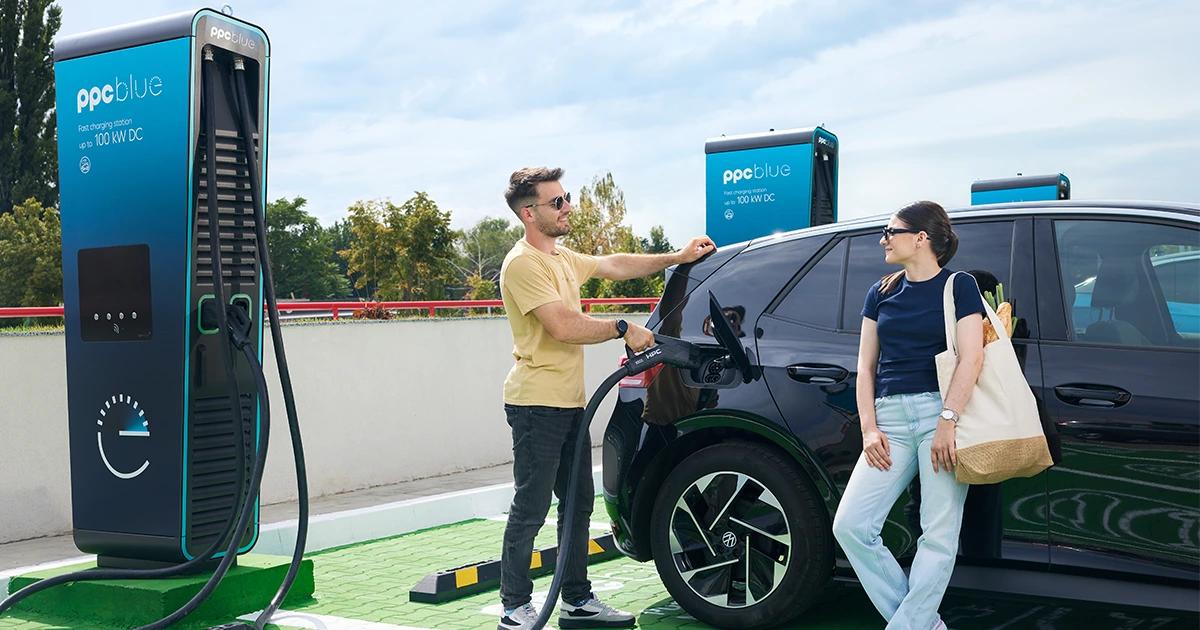 Persoane care așteaptă încărcarea mașinii electrice