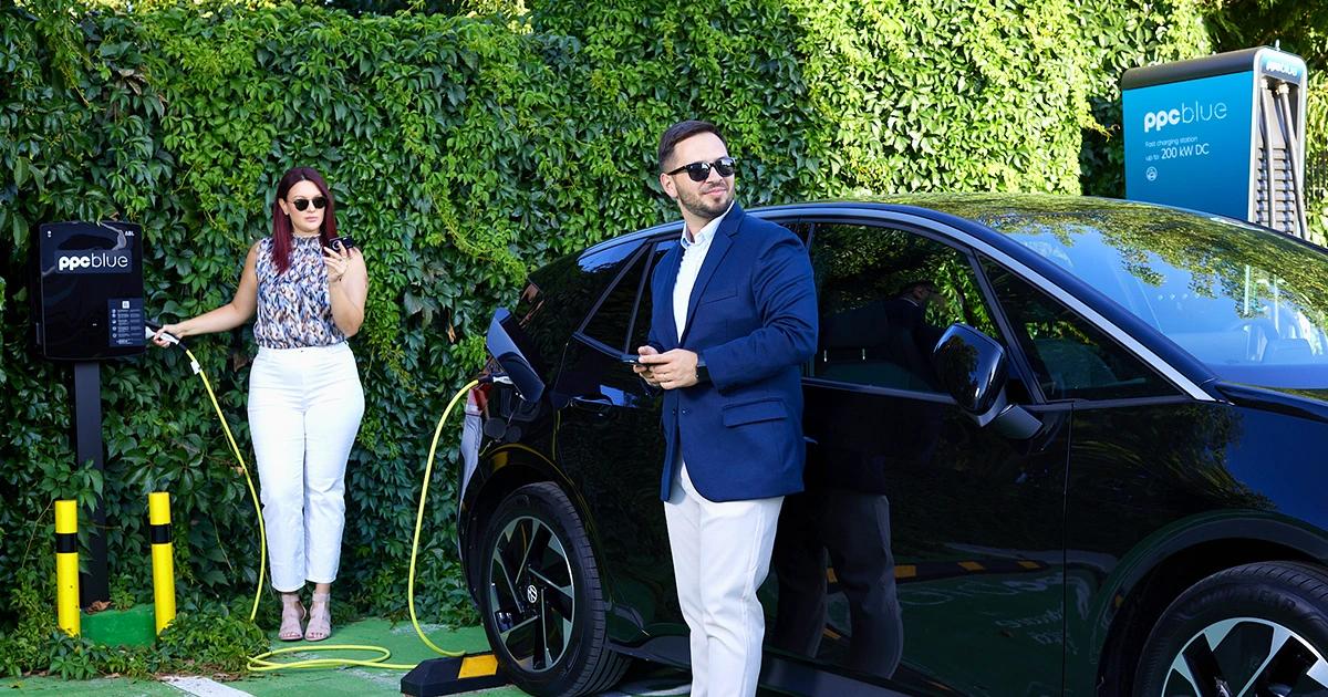 Bărbat și femeie care folosesc soluțiile de încărcare PPC blue