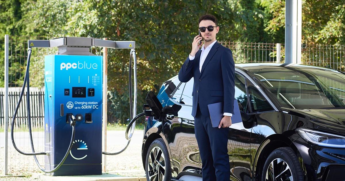 Bărbat care are mașina electrică la încărcat la o stație Alpitronic 200 - PPC blue